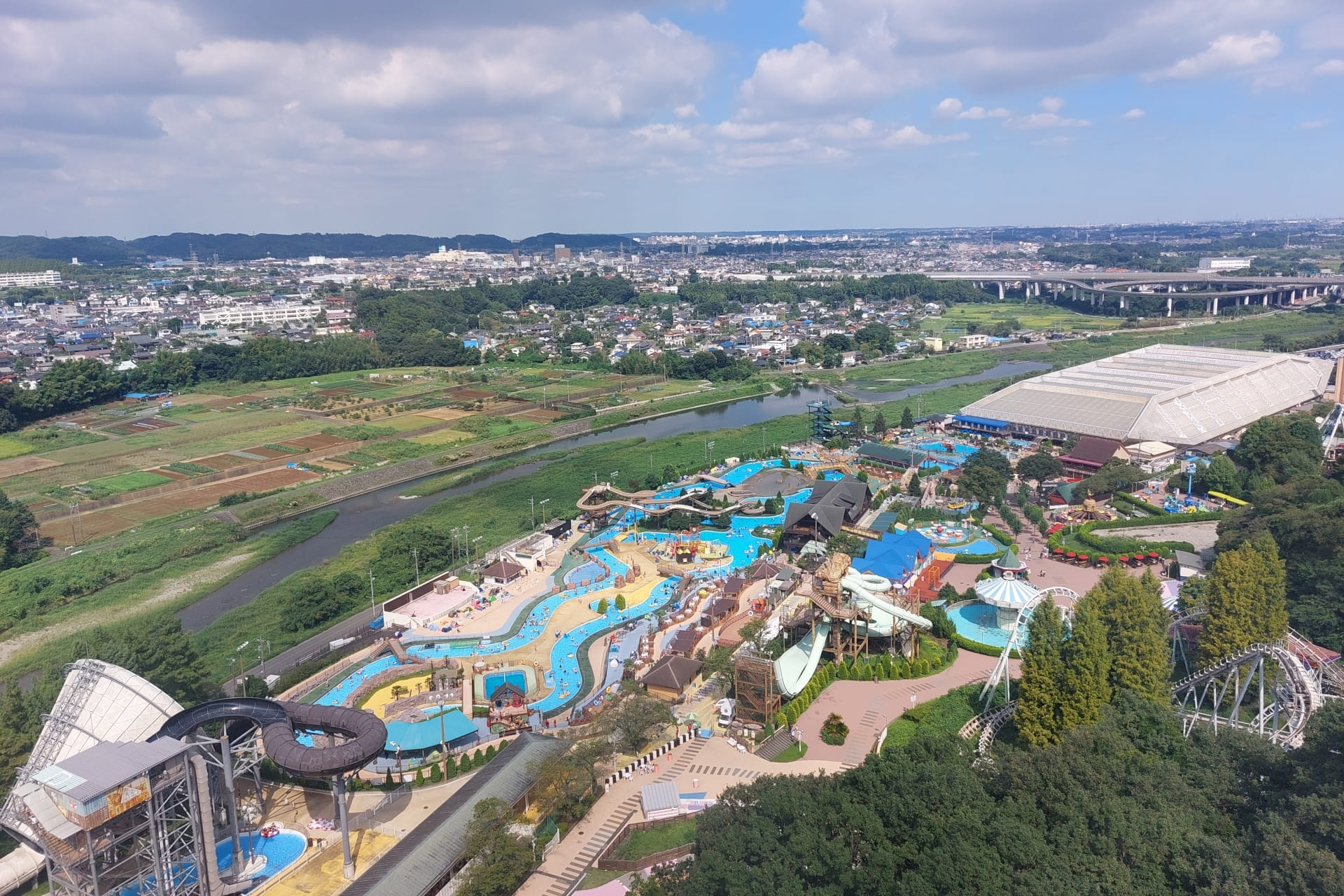 東京サマーランドで屋内外のプールを堪能！